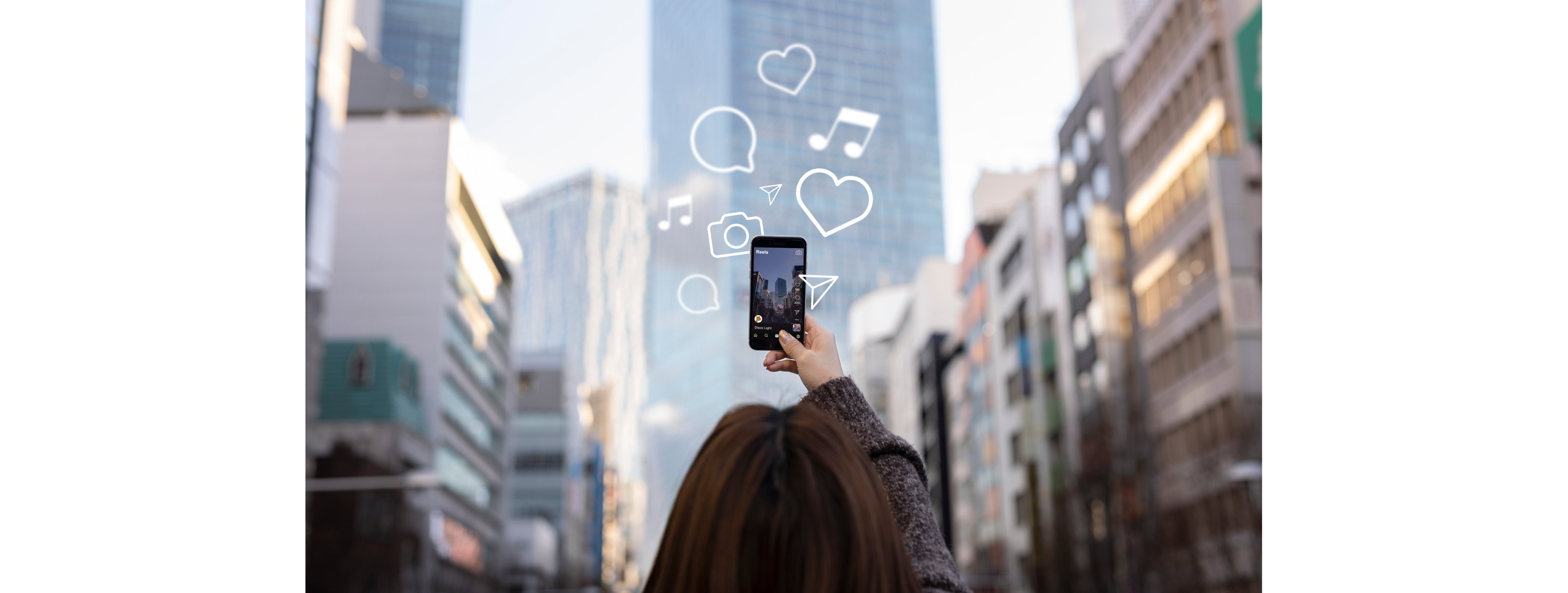 influencer registra un contenuto video per i propri follower in centro città