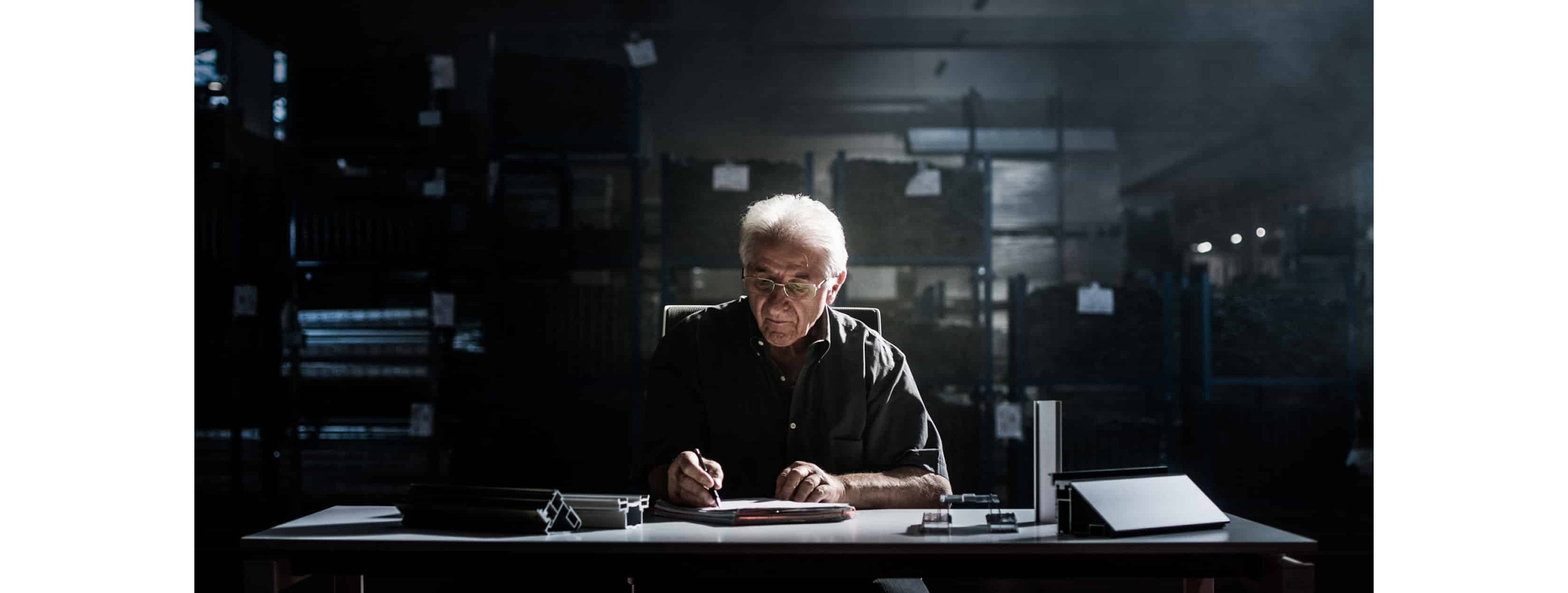 artigiano eclisse che studia nuove soluzioni per Specializzata nelle soluzioni per porte a scomparsa e filomuro