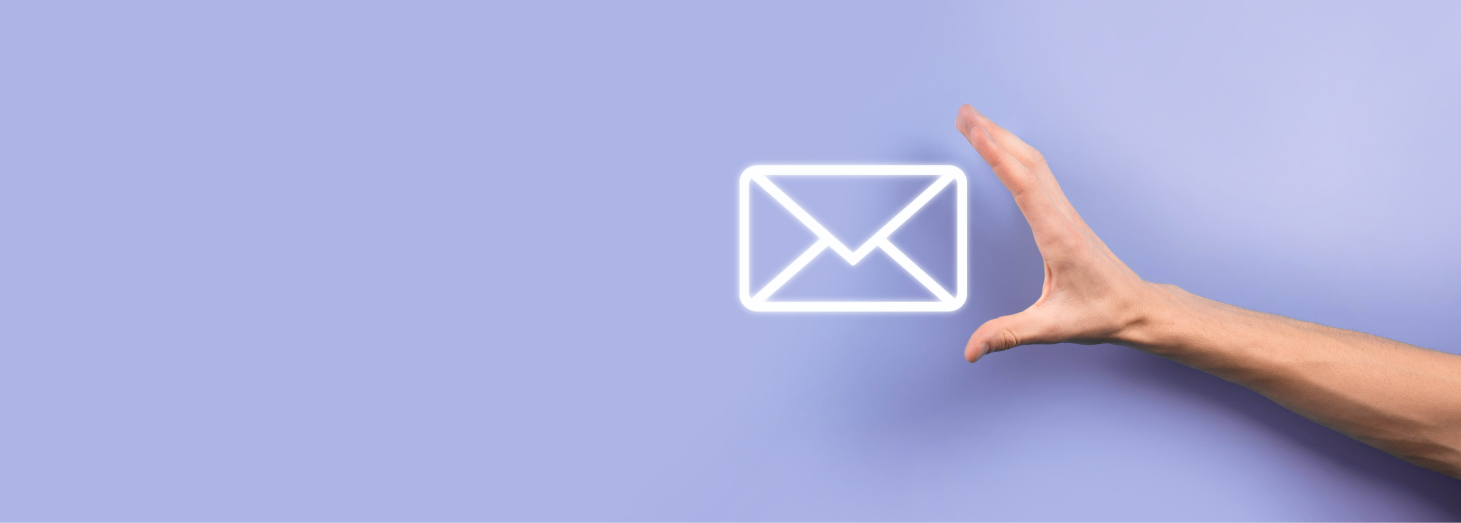 mano che si allunga a toccare un'icona a forma di lettera rappresentativa dell'email in ingresso