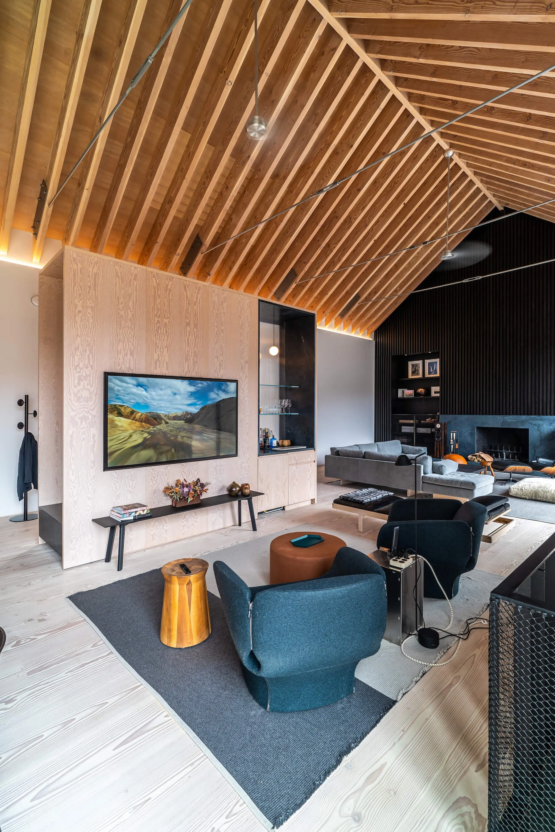 Living room with a wall-mounted TV under a wood ceiling at the Westchester Residence, a PSE project