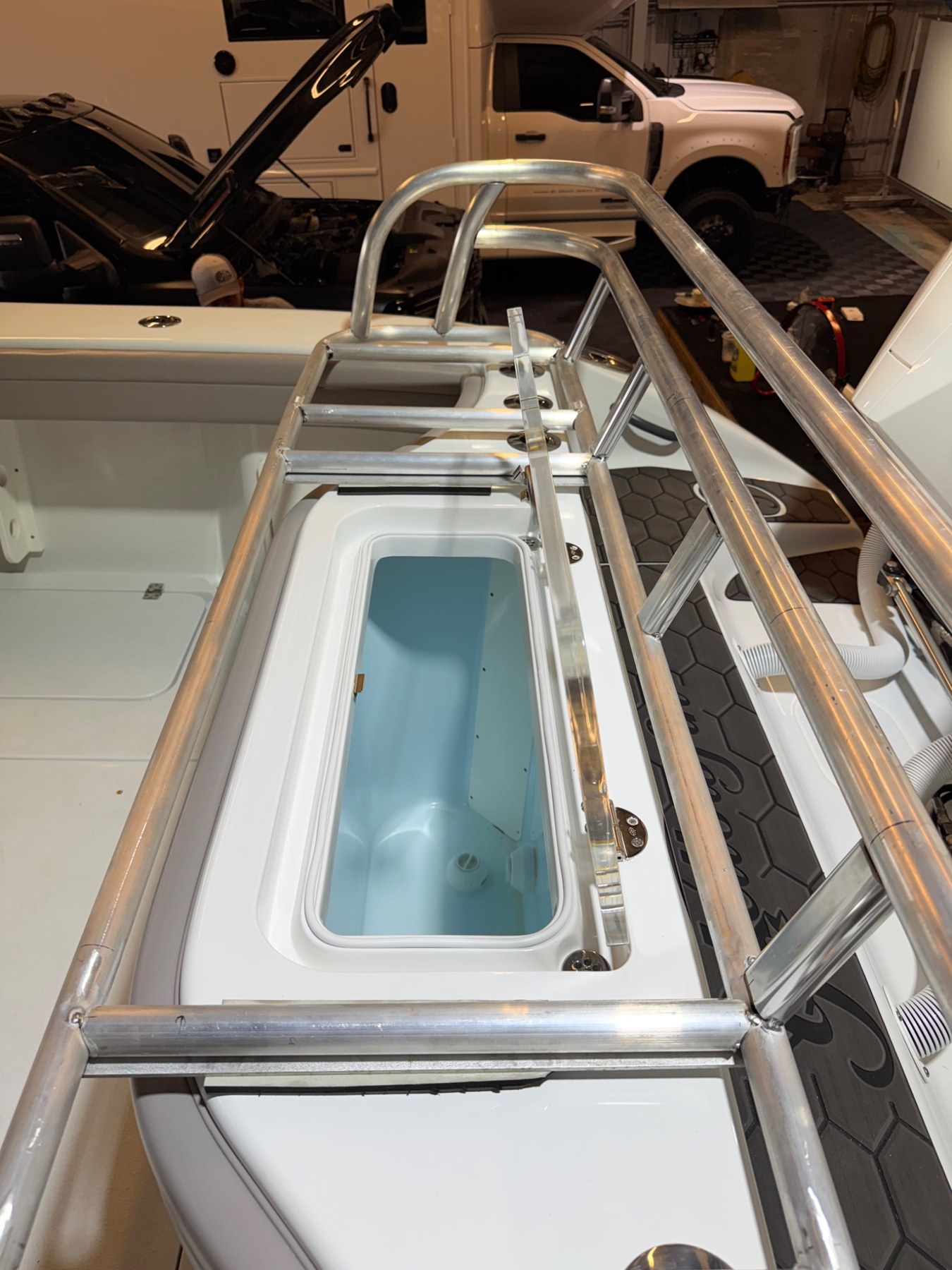 Stern rail and livewell detail