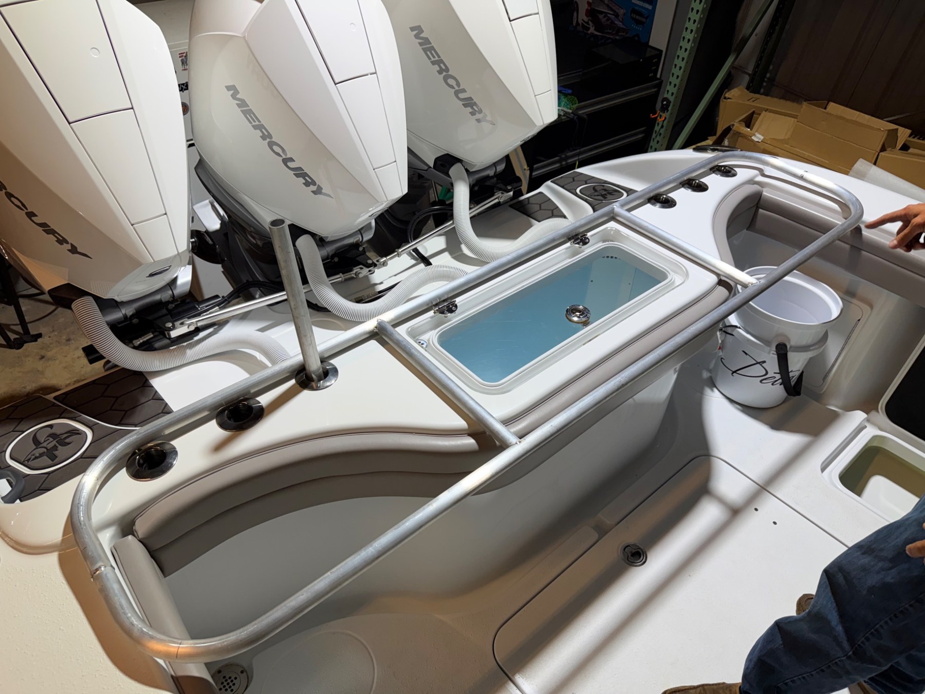 Custom rail around the stern livewell