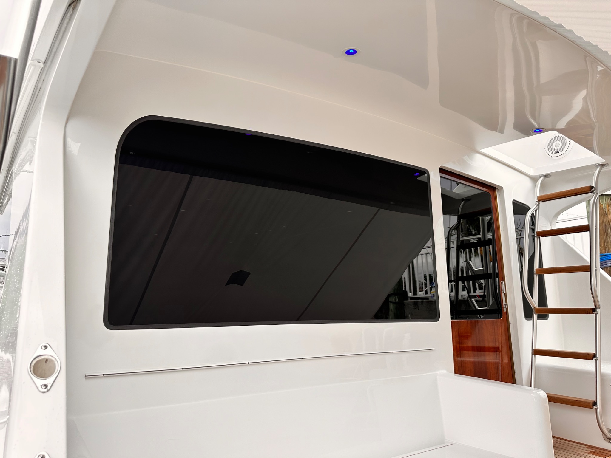Aft cabin window tint