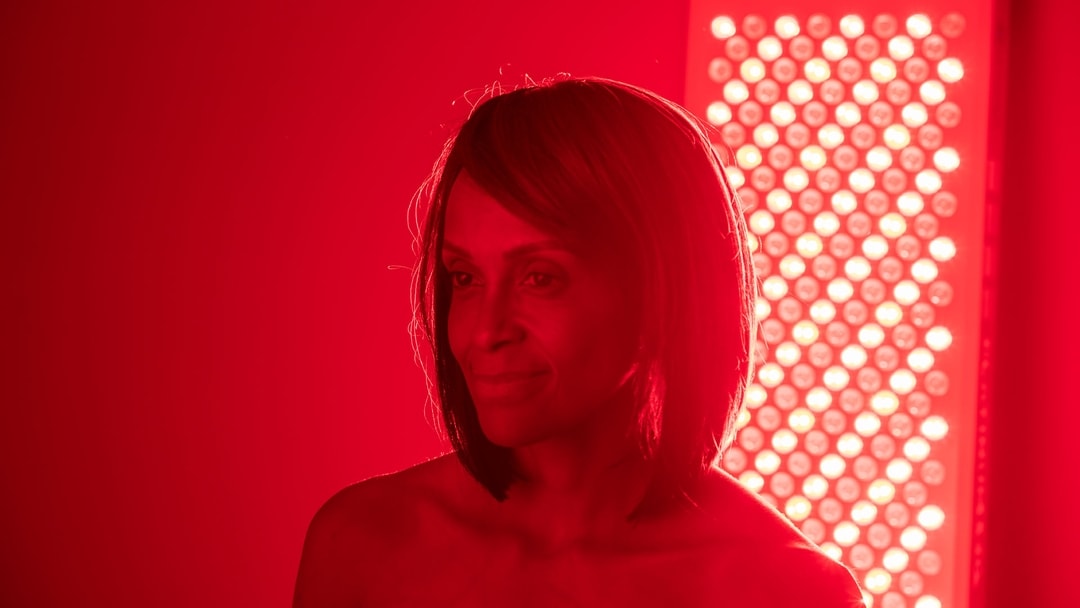 A woman doing photobiomodulation.