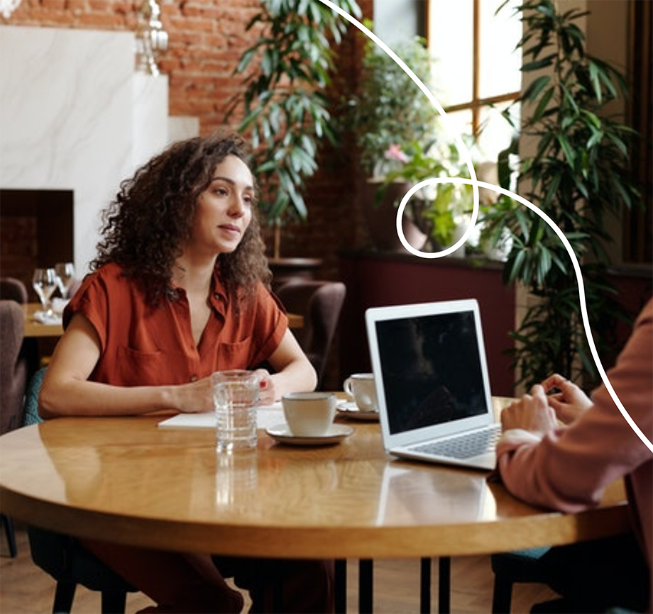 Person får rådgivning från Knytas redovisningskonsulter