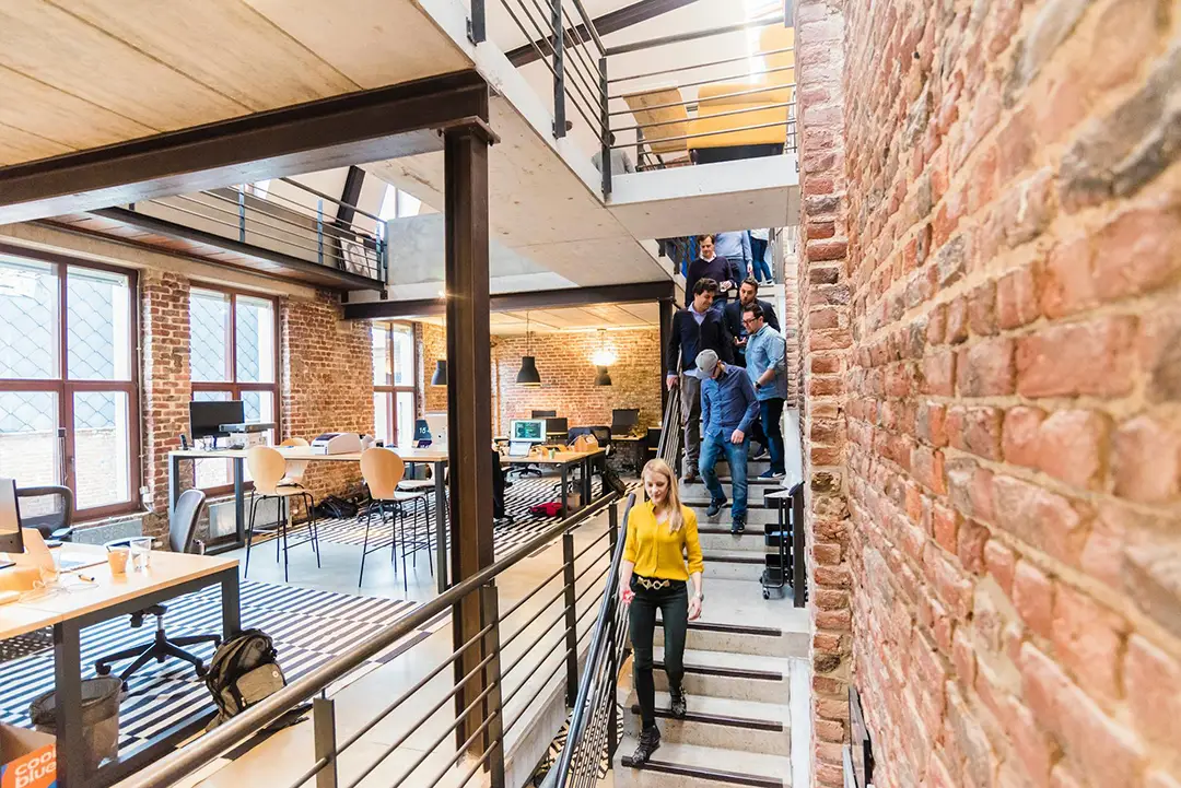 Bild på kontor med personer som får sin lön genom Knytas tjänst lönehantering 