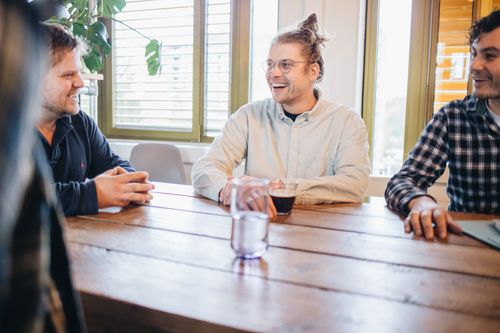 Blije Goodzo collega's lachen in de camera