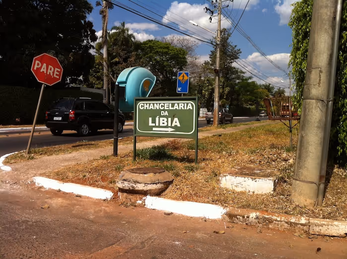Brasil fica em cima do muro em relação aos rebeldes na Líbia