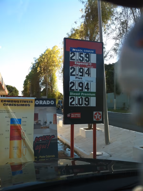 Brasileiros em estado de choque com preço da gasolina: $7 por galão!