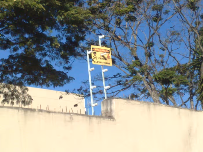 Vivendo atrás de cercas eletrificadas em Brasília