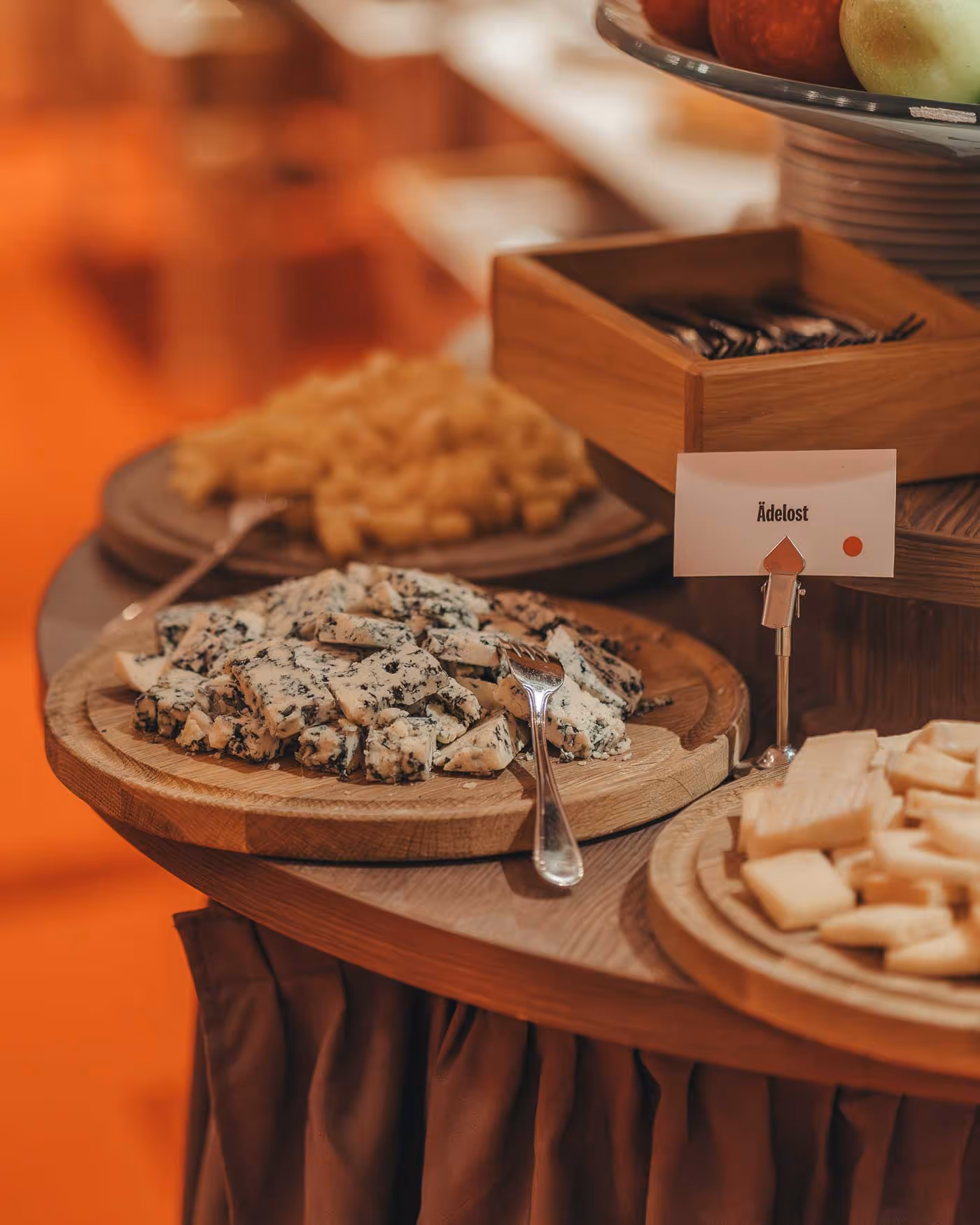 Ost på årets julbord med havets läckerheter på Brasserie Vidbynäs i Nykvarn