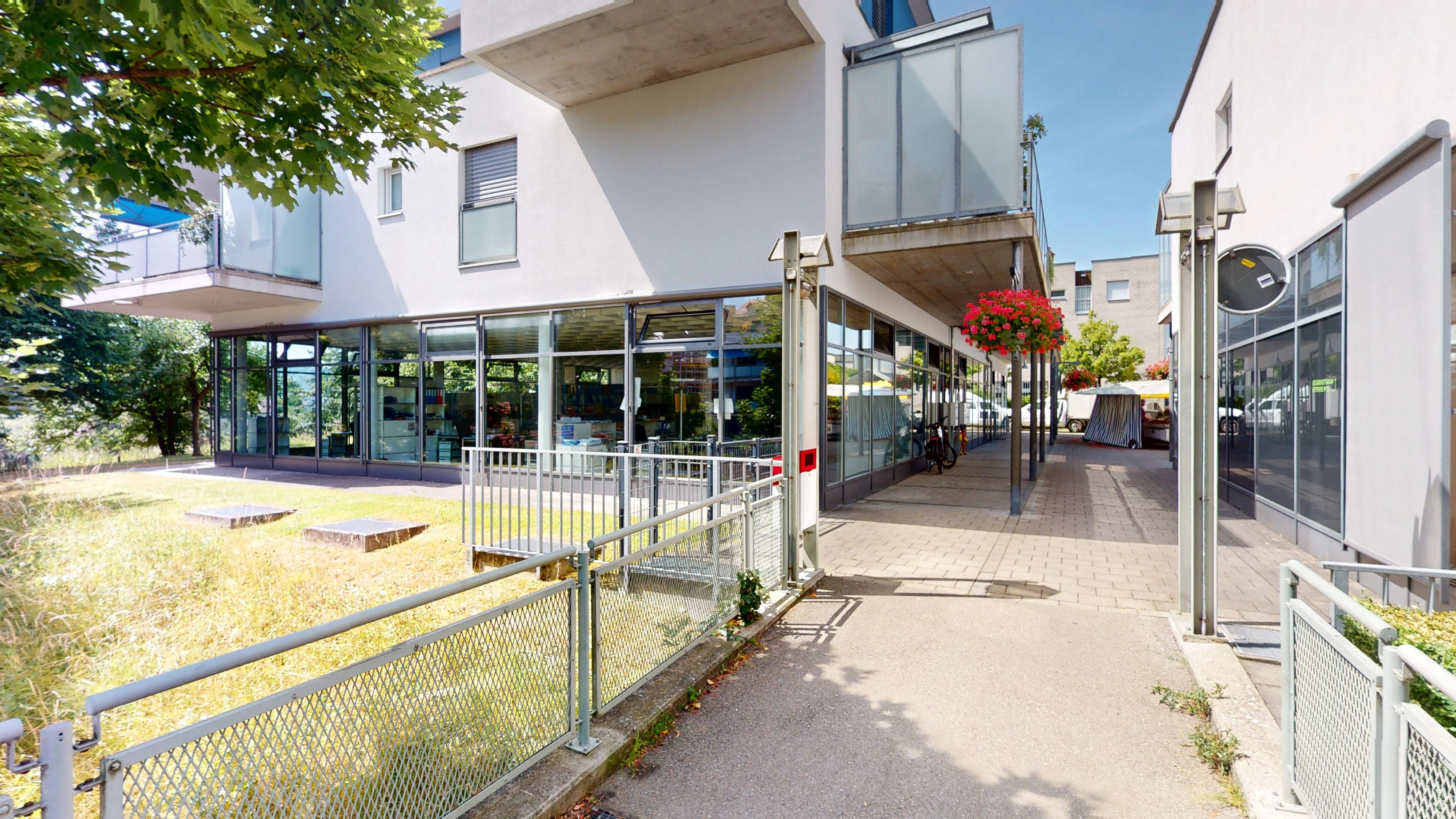 Attraktive Gewerbefläche mit Bastelraum und zwei Einstellhallenplätzen im Herzen von Bolligen