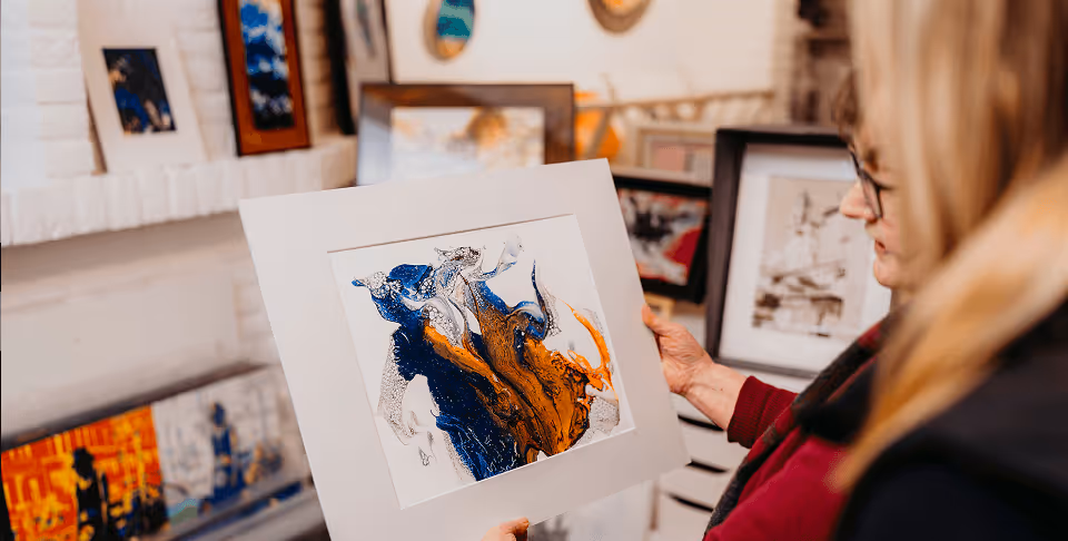 2 Frauen die sich ein Kunstwerk anschauen