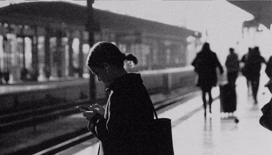 Eine Frau an einem Bahnhof
