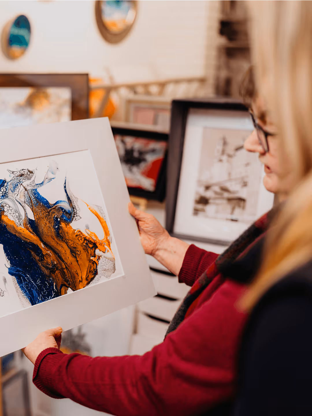 2 Frauen die sich ein Kunstwerk anschauen