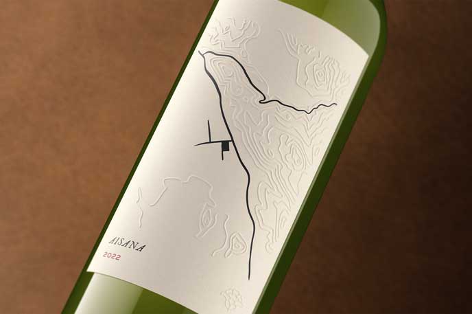 Wine bottle beauty shot by Outshinery