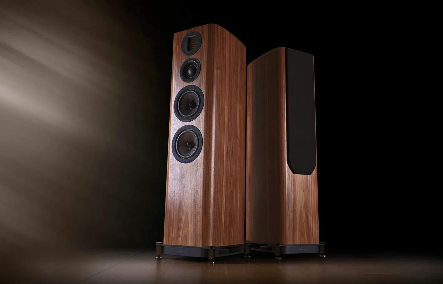 Stereo speakers: Floor-standing