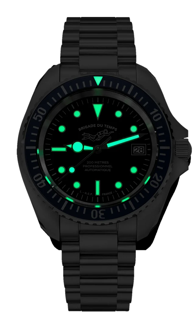 Diver 200 Automatic dans le noir, lunette bleue, bracelet acier 3 maillons