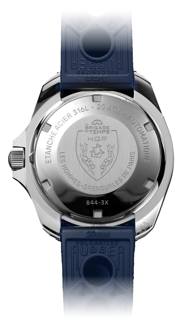 Dos de la Diver 200 Automatic : fond vissé gravé La Brigade du Temps × H.G.P., bracelet caoutchouc Tropic bleu