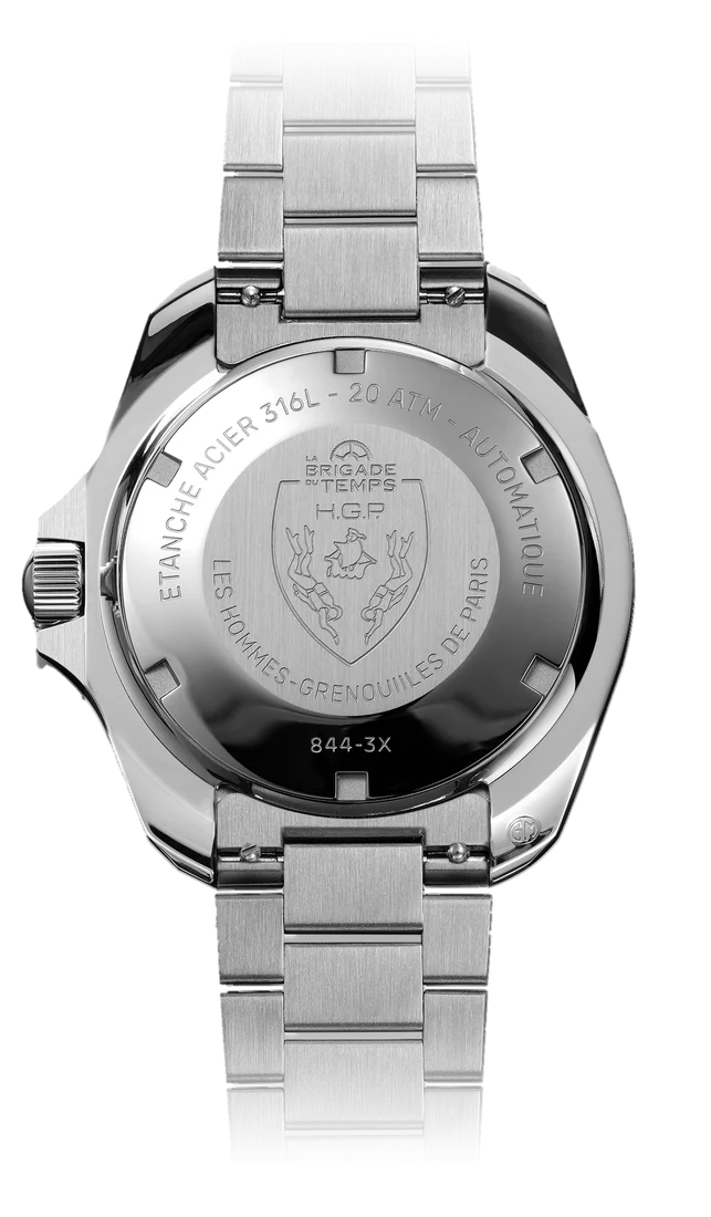 Dos de la Diver 200 Automatic : fond vissé gravé La Brigade du Temps × H.G.P., bracelet acier 3 maillons