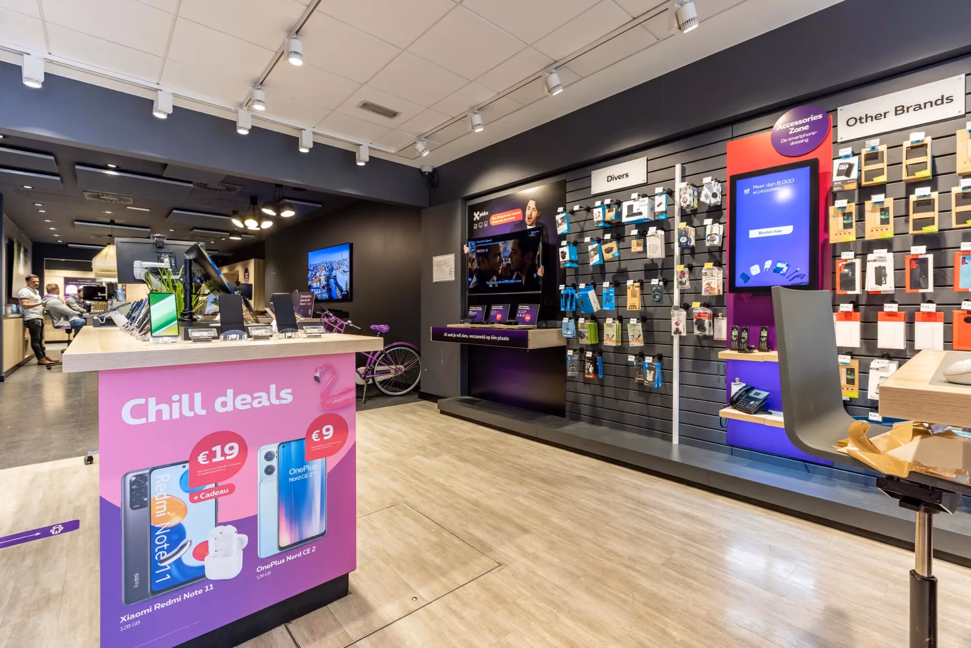 Field & Concept merchandiser installing a Flex Fiber internet pack promotion in a Proximus store