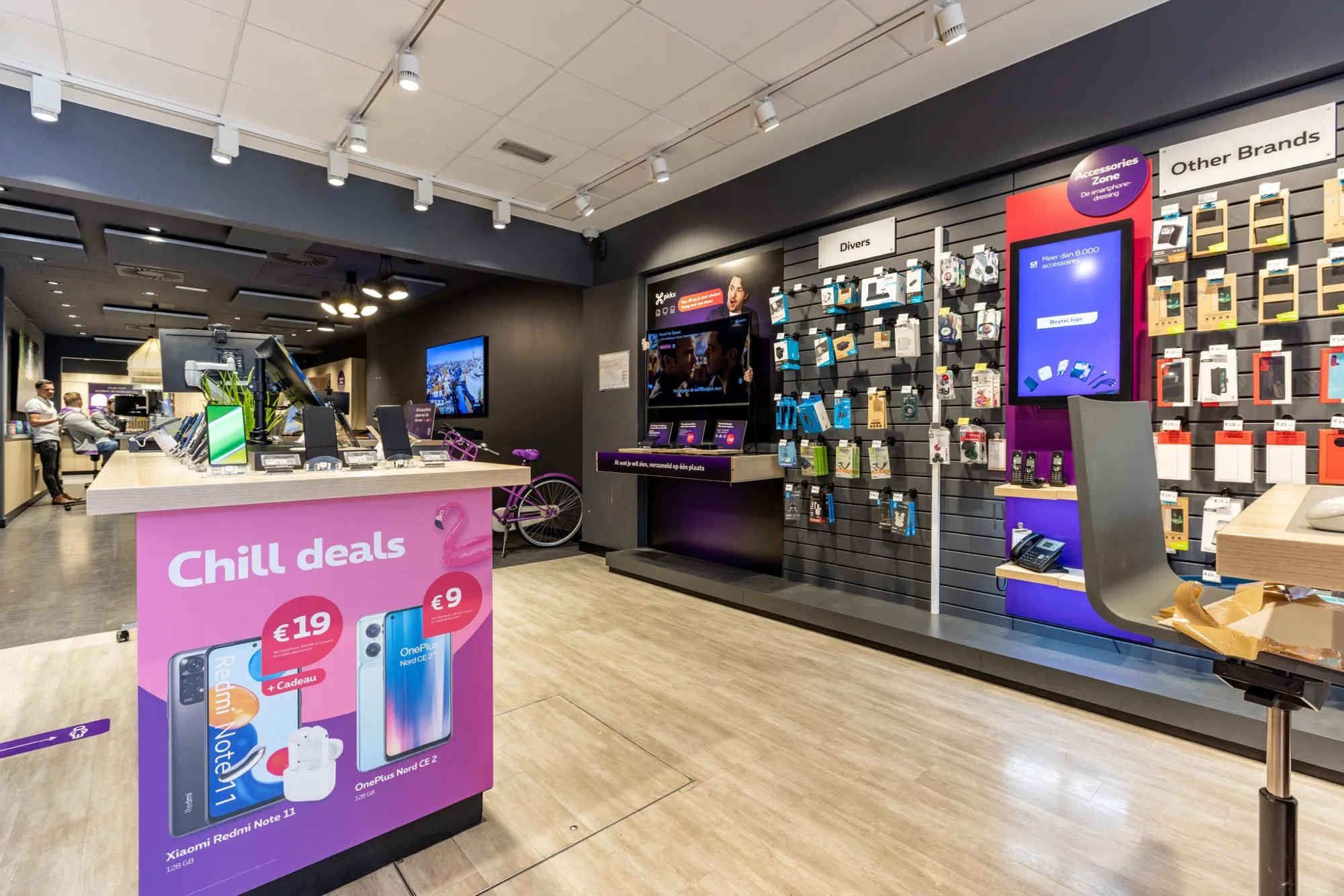 Field & Concept merchandiser installing a Flex Fiber internet pack promotion in a Proximus store