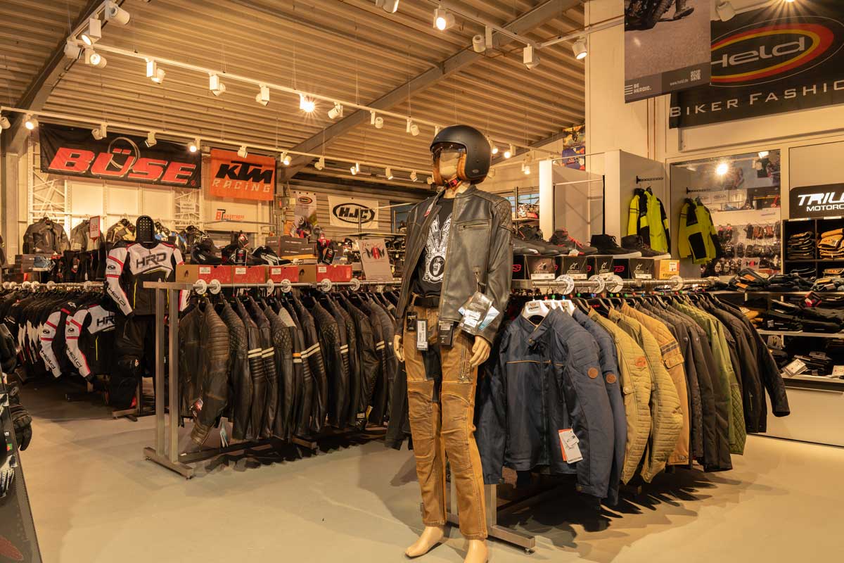 Asuwahl von Jacken Hosen und Kombis im Bikertreff Pfalz in Grünstadt mit Motorrad
