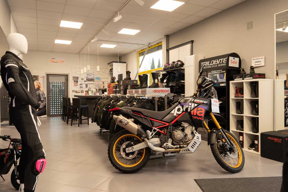 Neue Räumlichkeiten des Bikertreff Pfalz in Grünstadt mit Motorrad