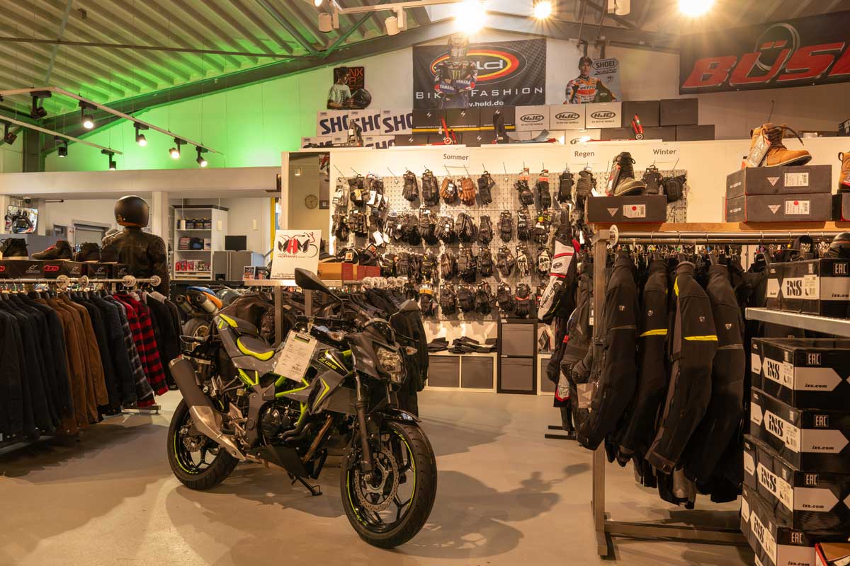 Asuwahl von Bekleidung Zubehör im Bikertreff Pfalz in Grünstadt mit Motorrad