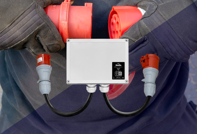 Xtellio Remote Power Kit – Metering Switch – in front of a man plugging an industrial CEE plug