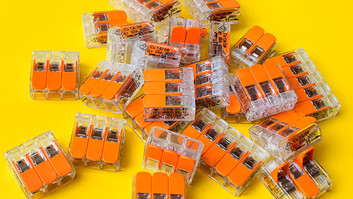 Nahaufnahme eines WAGO-Klemmenblocks