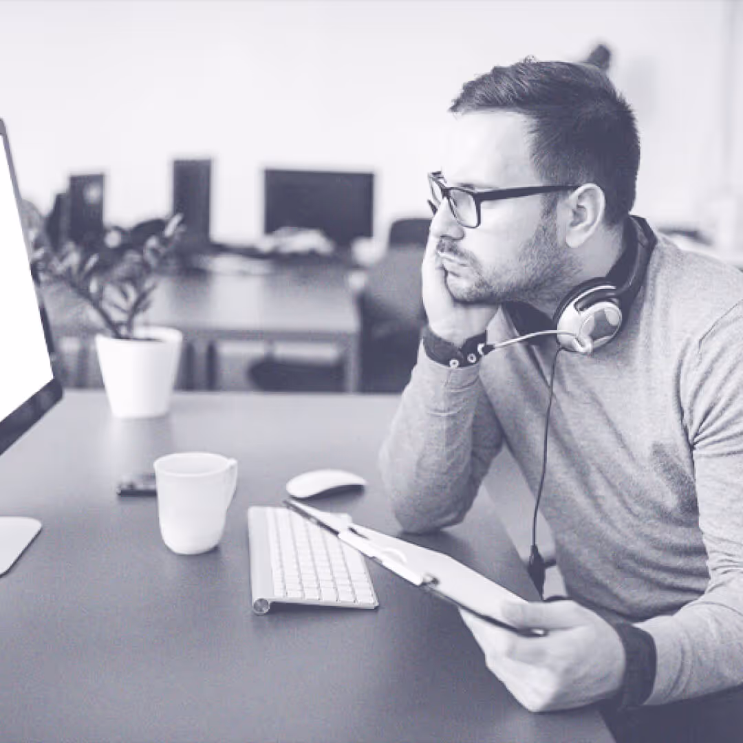 Bühler-Mitarbeiter vor einem Computer