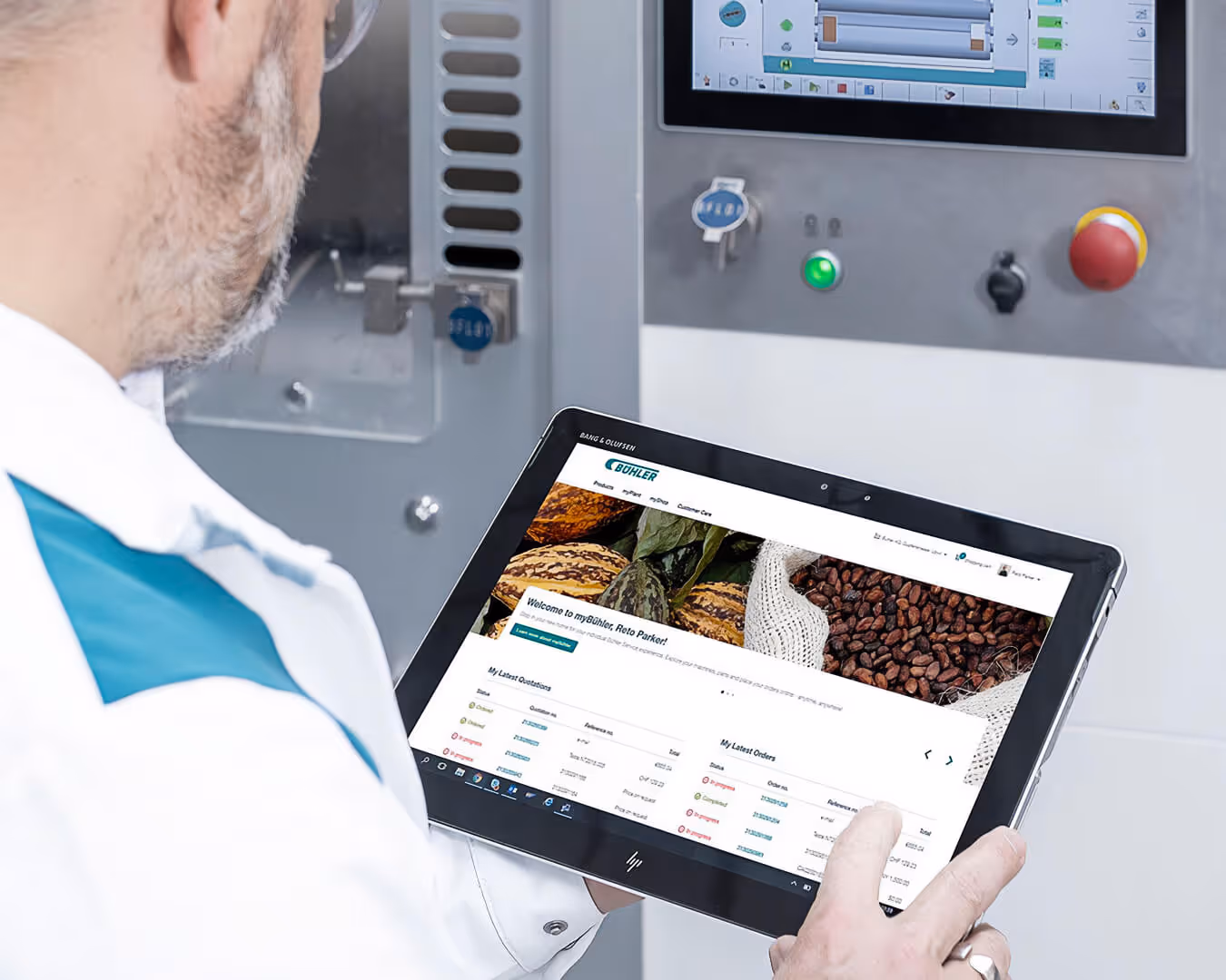 Bühler Mitarbeiter hält ein Tablet