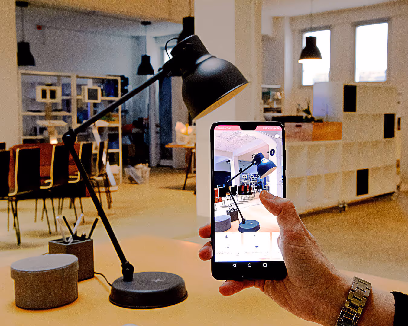 Nahaufnahme einer Hand mit einem Telefon, auf dem Visual Search läuft