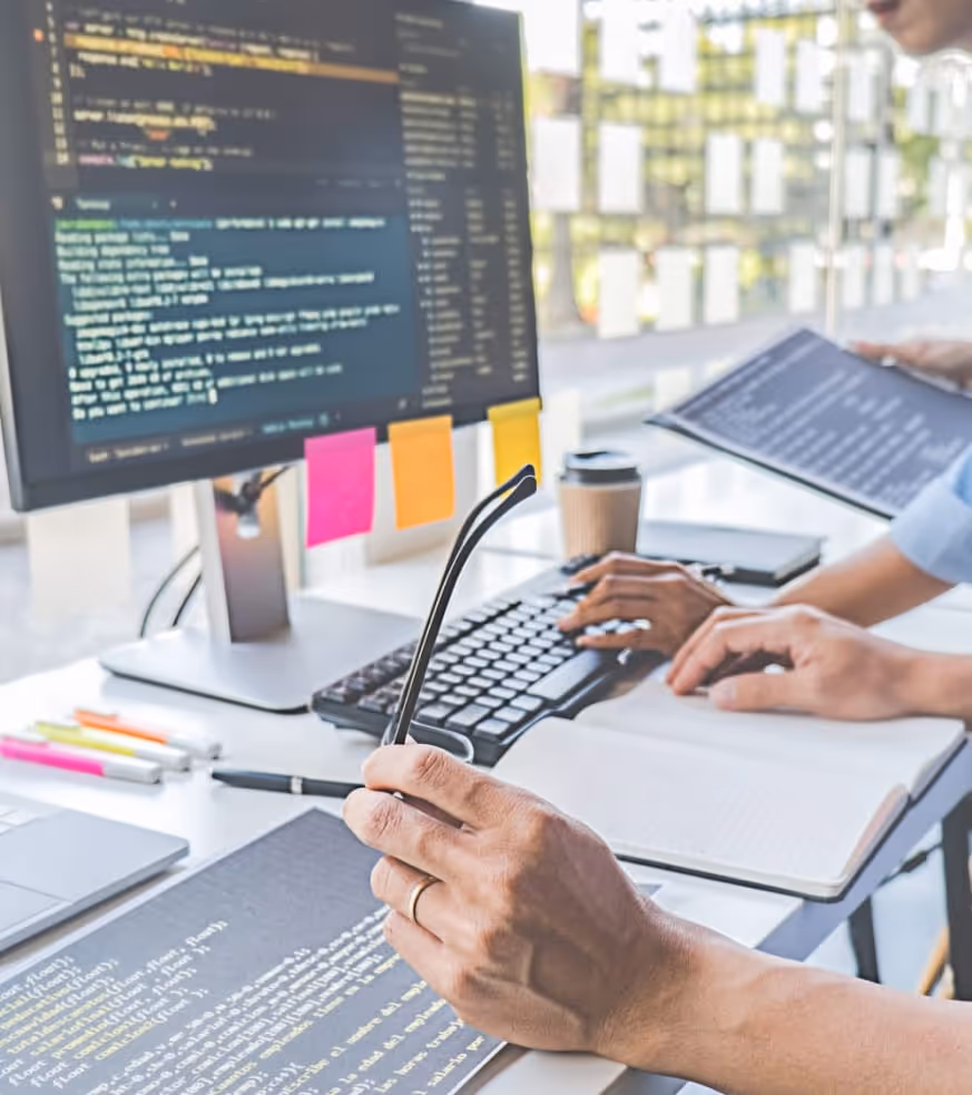 Bauarbeiter hält ein Tablet