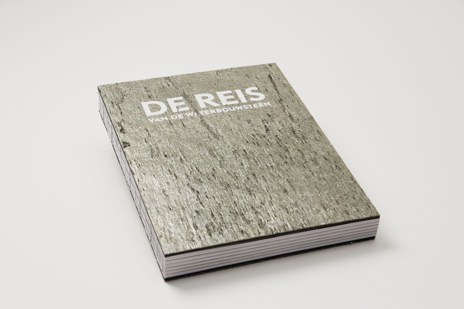 Bijzonder boek over de 300 km lange bootreis van de waterbouwsteen