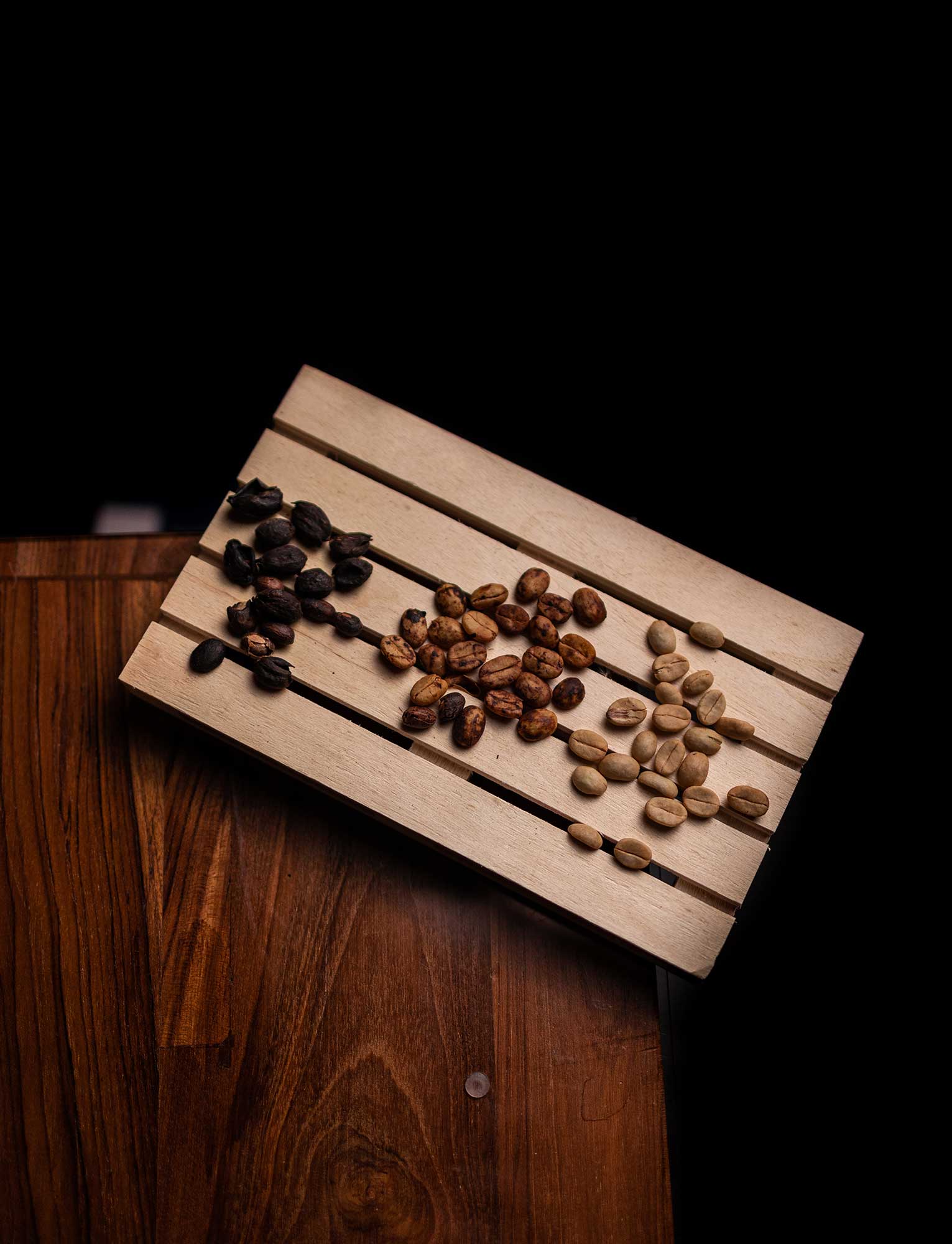 Chicchi di varietà diverse di caffè tostato