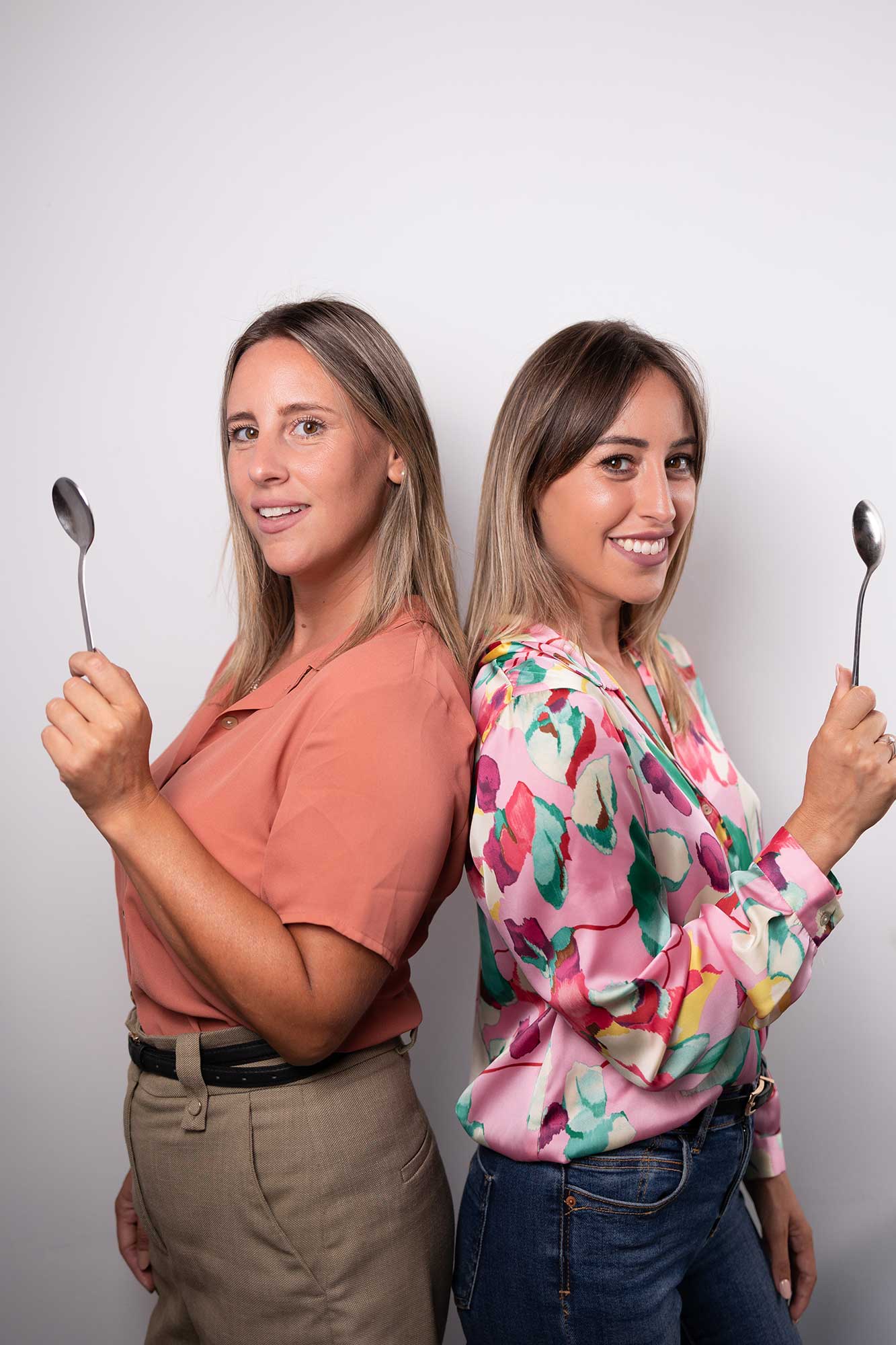Francesca e chiara con cucchiai da cupping