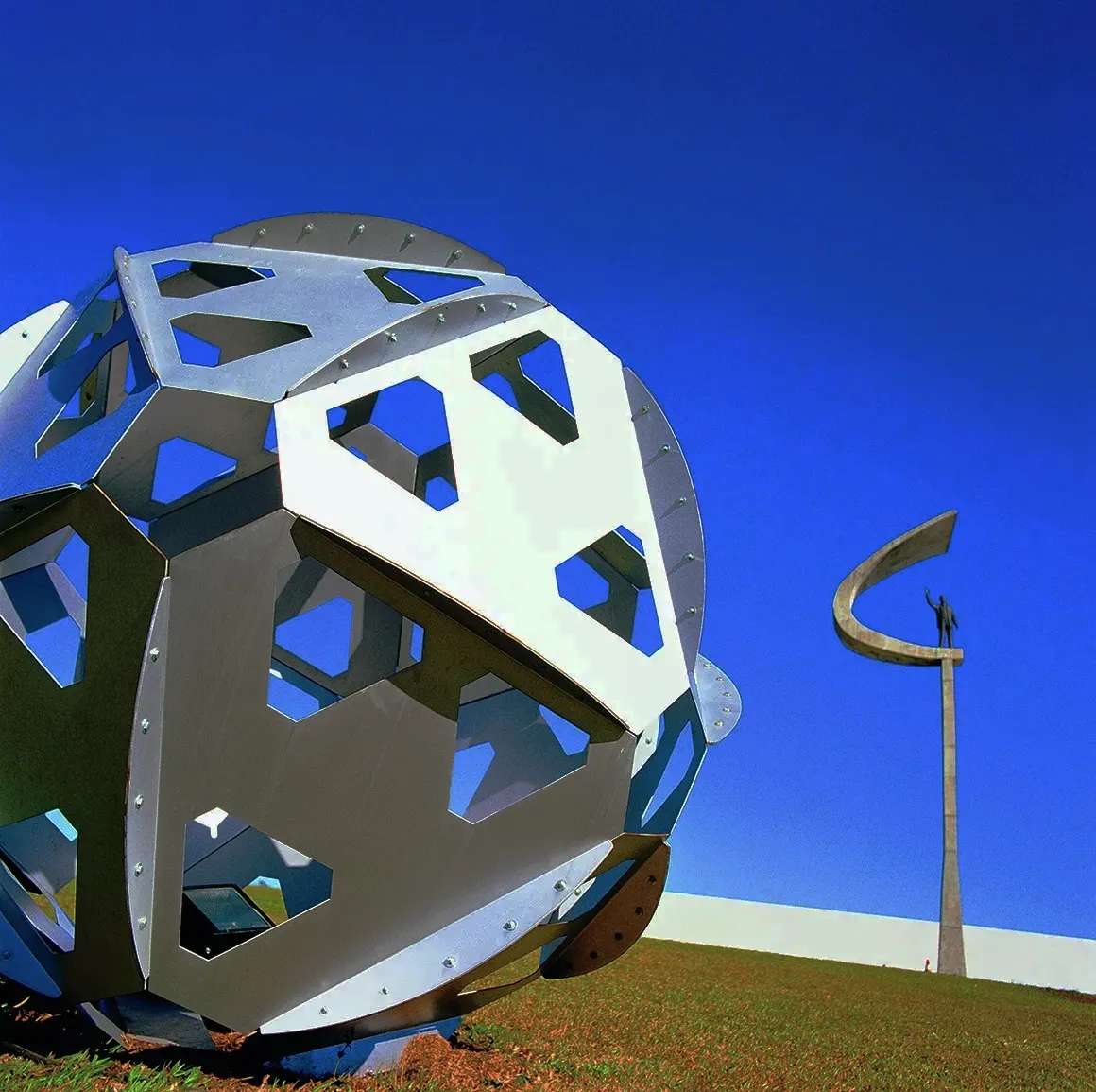 Harrow Partners Silver Sculpture ball picture by Edmond Huot