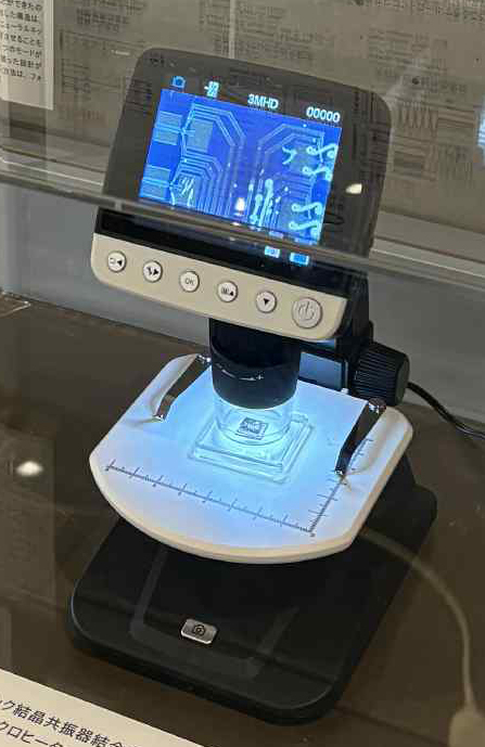 開発した電気制御可能なフォトニック結晶共振器結合回路。長時間にわたる光情報の直接保持と、任意タイミングでの隣接共振器への光転送を実現。