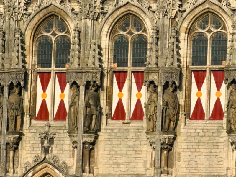 Persoon met cocktail op strandbed bij Mambo Beach, Curaçao