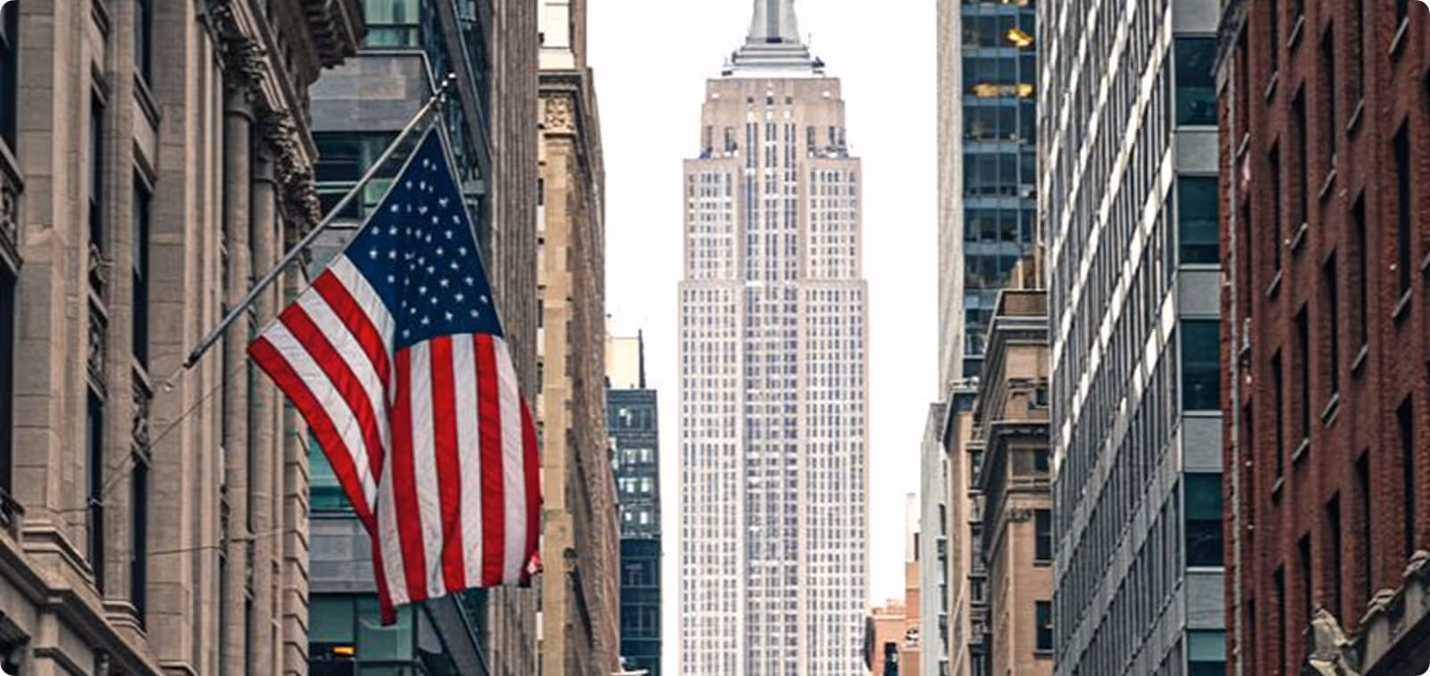 Panoramic view of the Midtown Manhattan skyline featuring the Empire State Building in New York City.