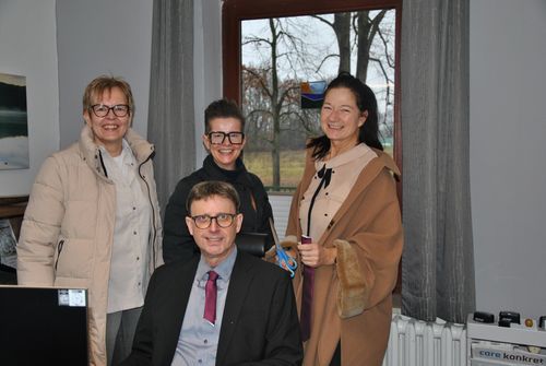 Weiberfastnacht in Lobetal – Angriff auf die Krawattenträger