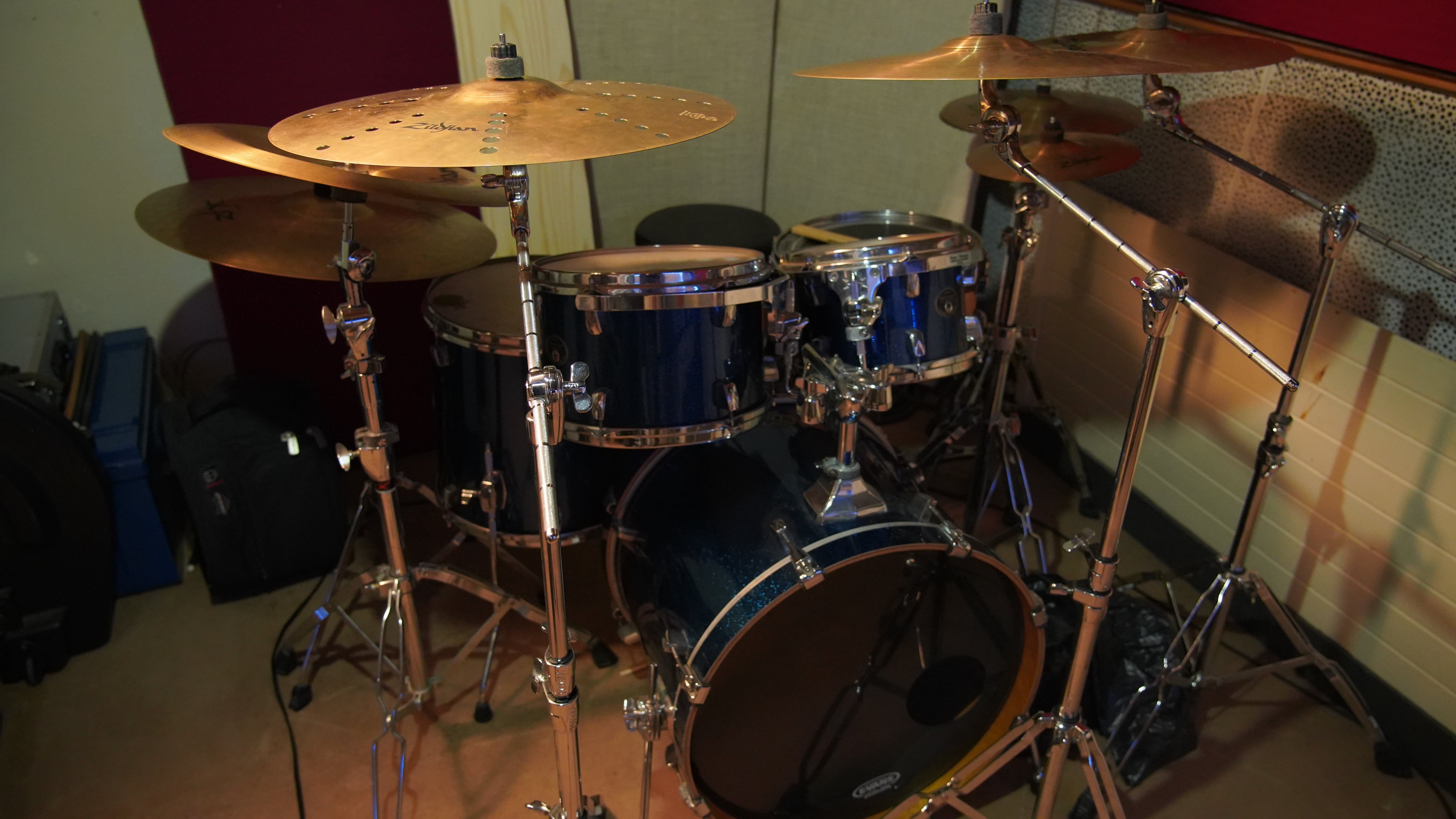batterie dans la salle de mixage, mastering et d'enregistrement de Makeli Studio, studio d'enregistrement de voix professionnel dans le 9è arrondissement de Paris