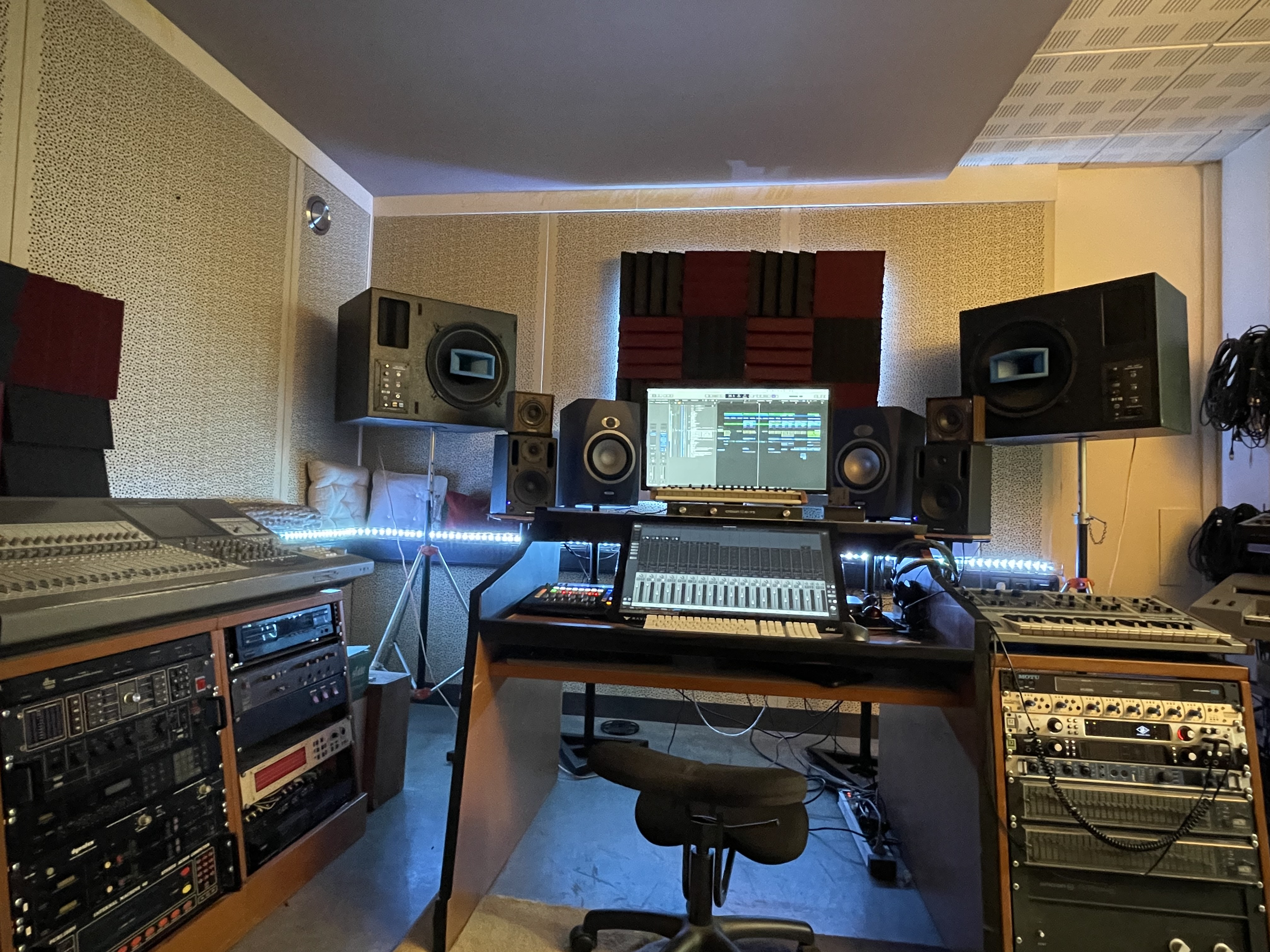 Régie du studio Makeli — vue large