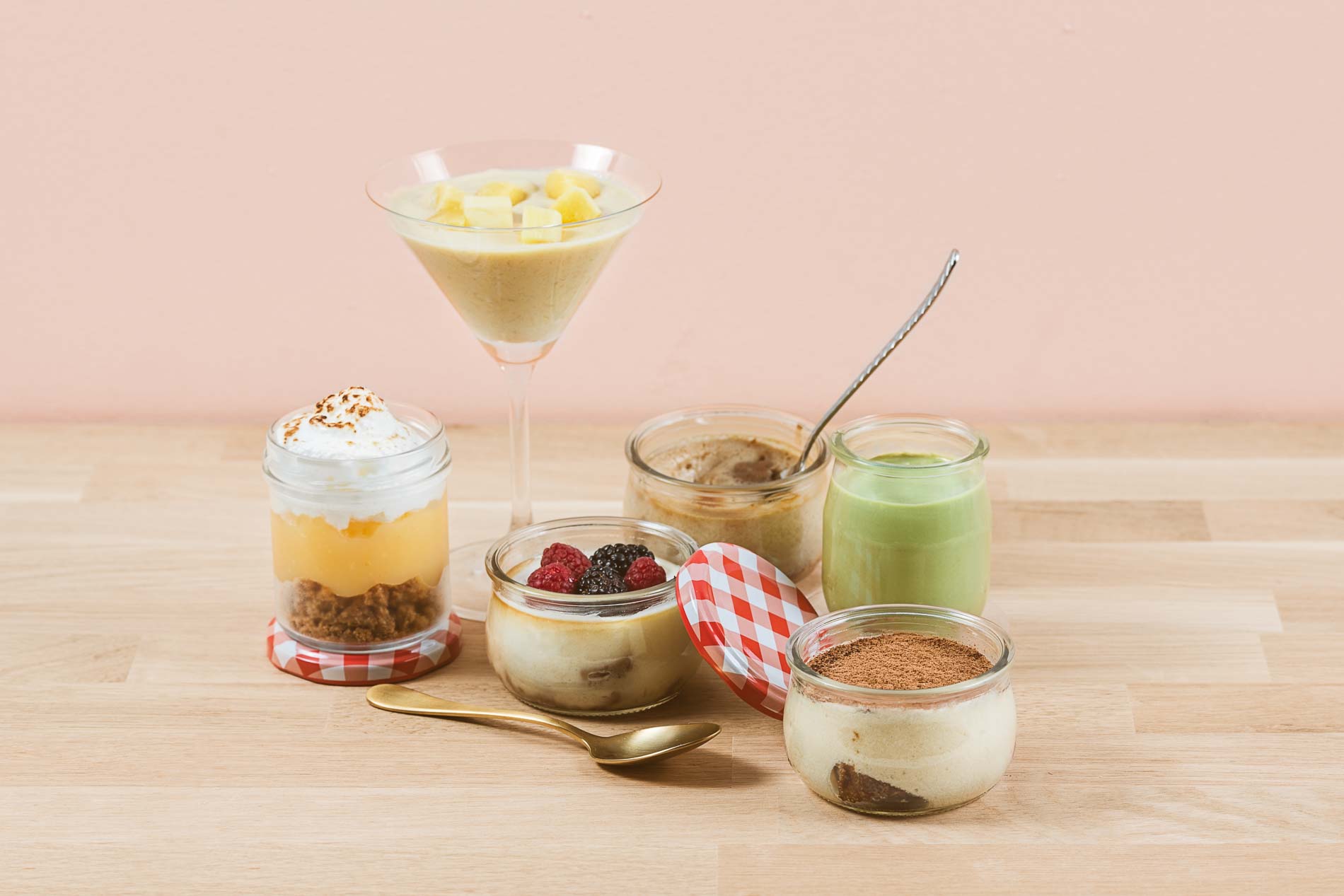 Postres en tarro de mousse de mago, cheesecake, pistacho, tiramisú y lemon pie.