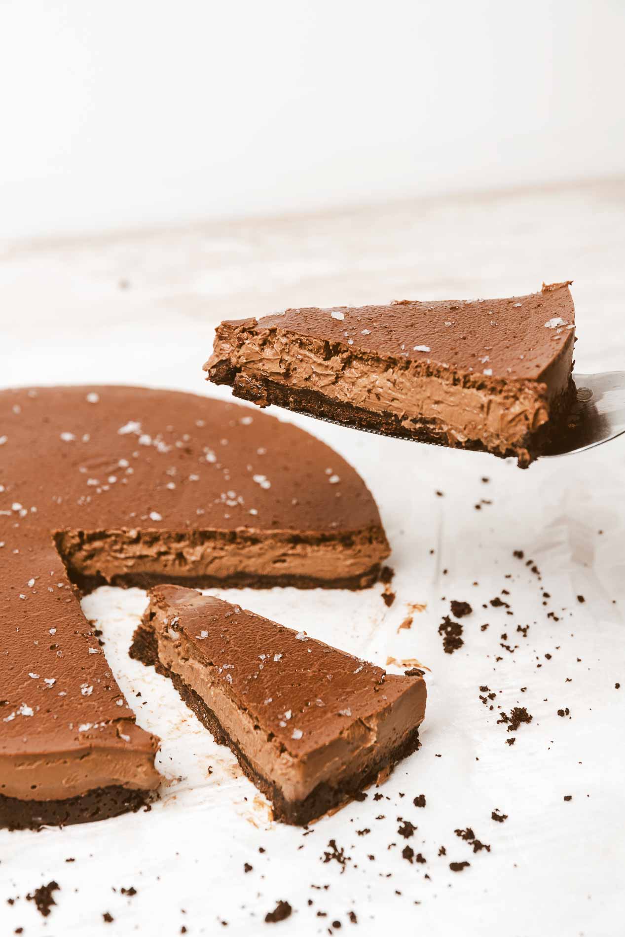 Trozos de tarta de chocolate con sal.