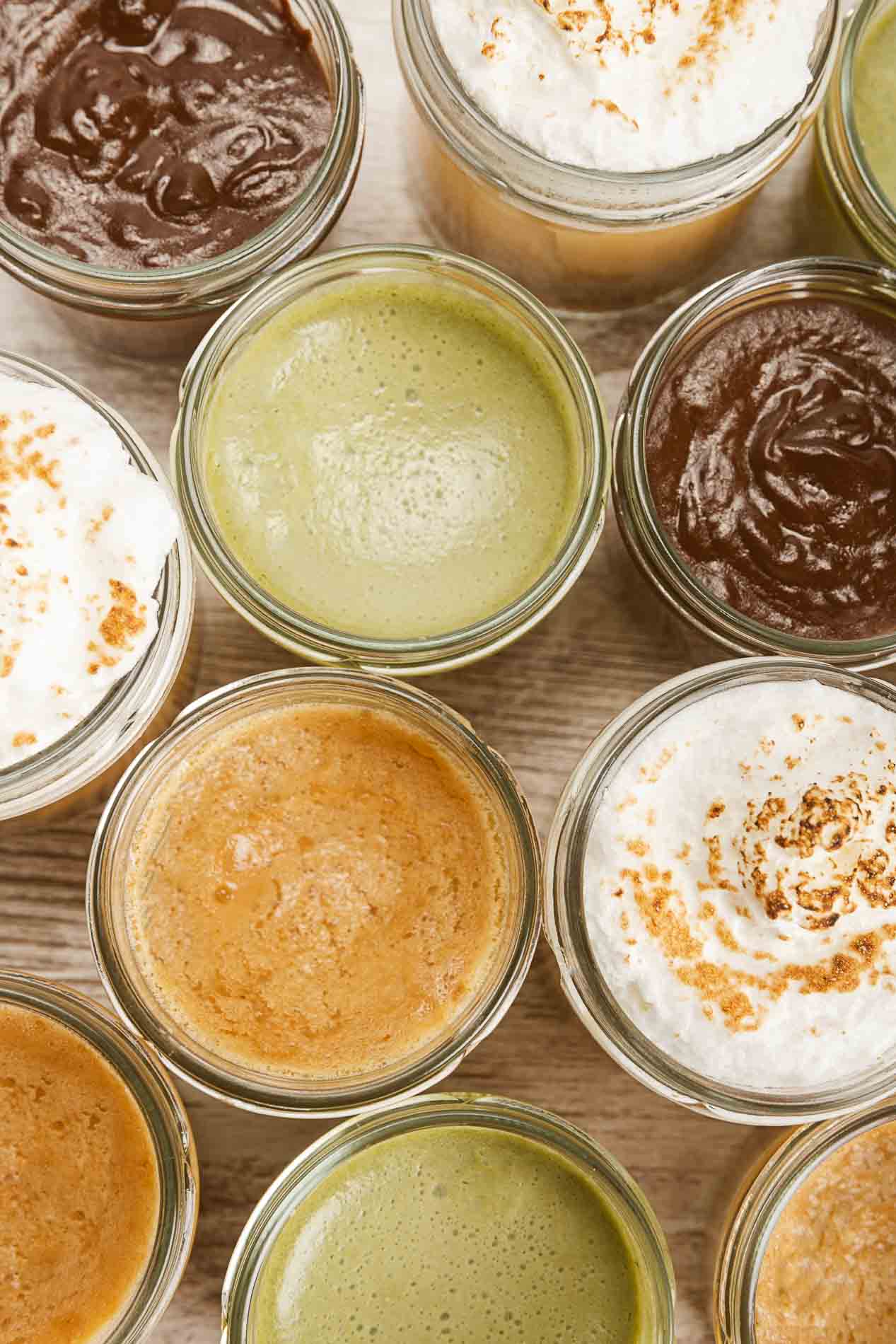 Plano cenital de varios postres en tarro de chocolate, pistacho y lemon pie.