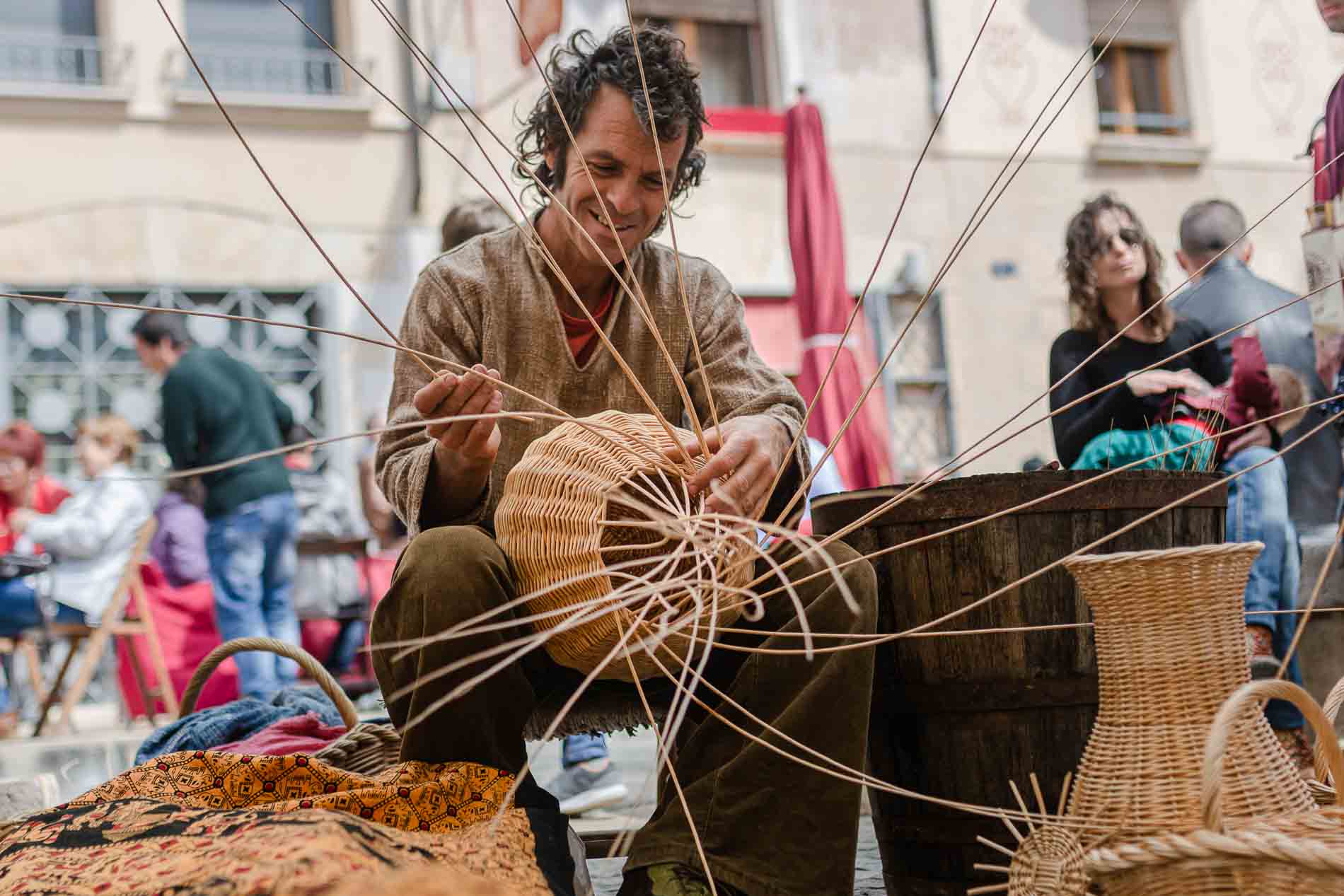Cestero de la muestra de oficios de la semana medieval de Montblanc.