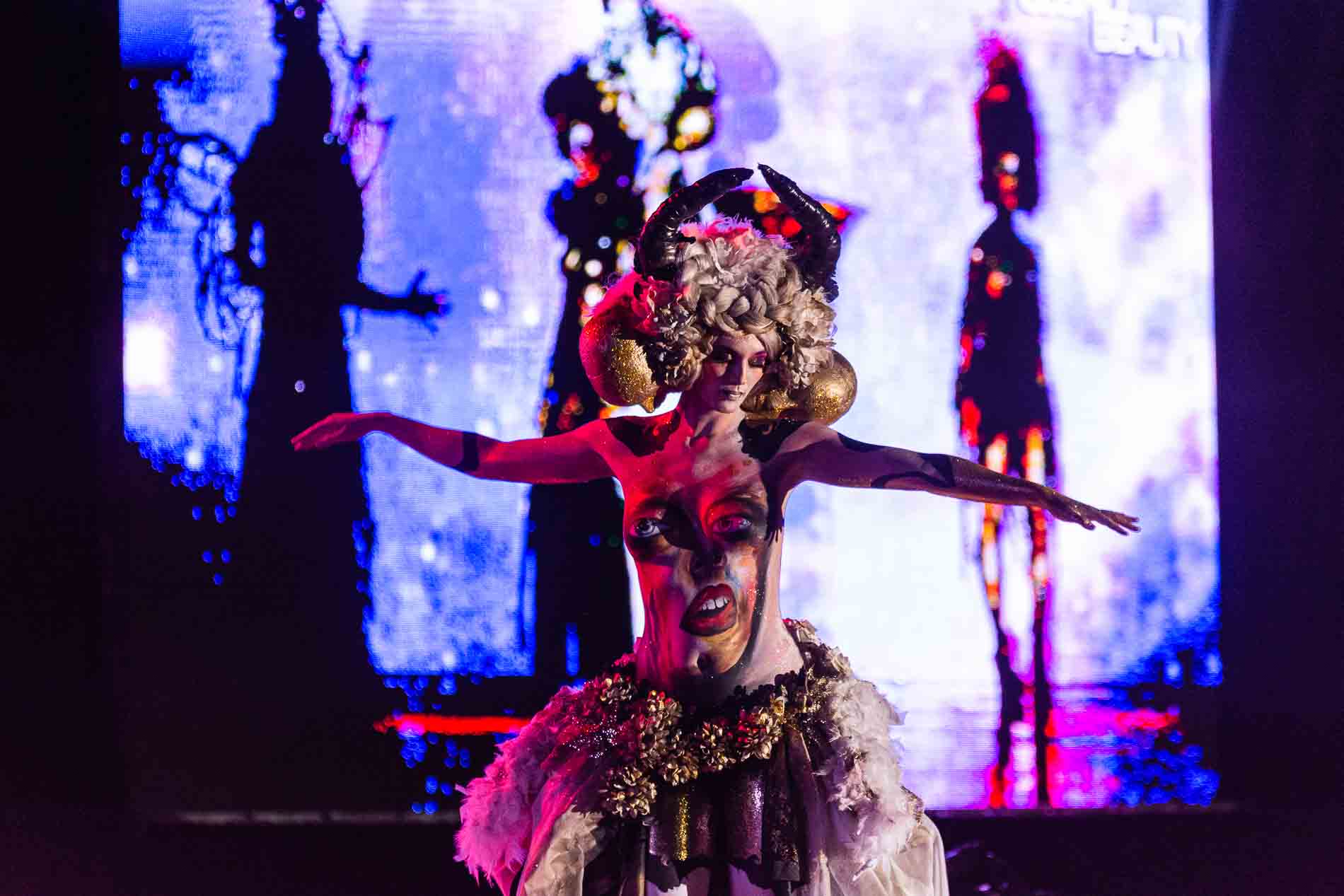Modelo desfilando en el desfile de maquillaje corporal de la feria Cosmobeauty en Barcelona